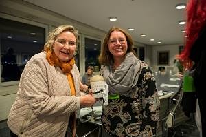 Annette Bockhaus-Odenthal überreicht Simone Wendland MdL ein Gastgeschenk